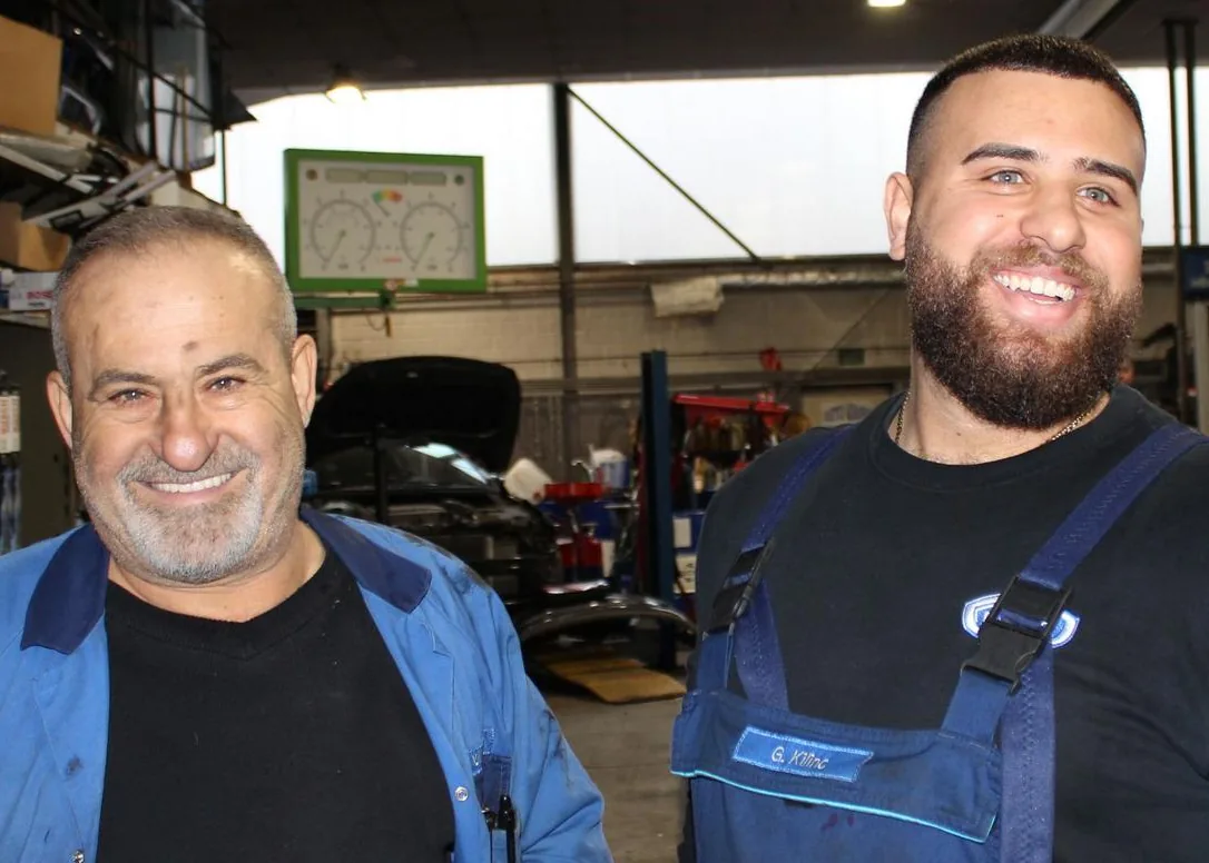 Yusuf und Gabriel Kilinc lächelnd in der Werkstatt